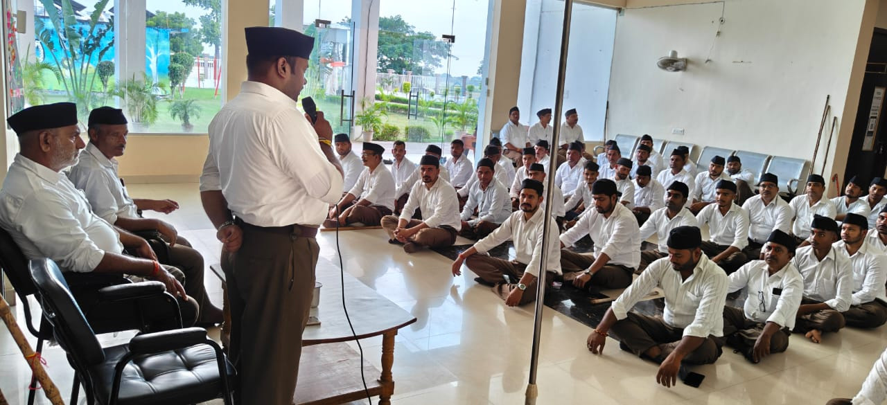 संघ स्थापना के शताब्दी वर्ष पर आयोजित पथ संचलन का कार्यक्रम किया गया