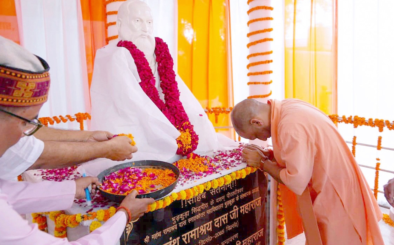 भुड़कुडा मठ पर ब्रह्मलीन महंथ रामाश्रय दास की प्रतिमा का सीएम ने किया अनावरण