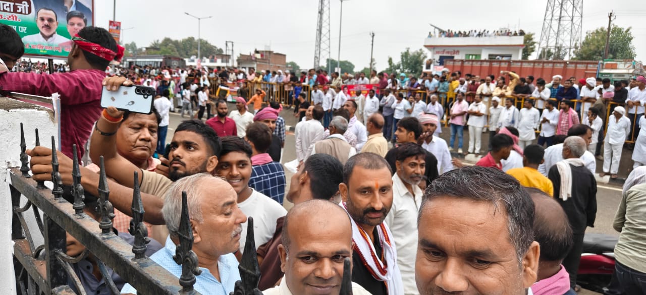 मुखिया को देखने पहुंचे कार्यकर्ता