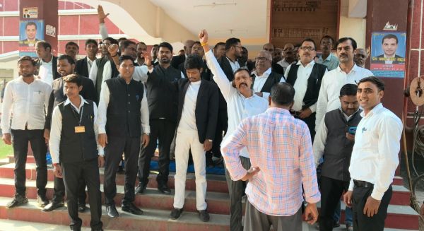 तहसील परिसर में व्याप्त भ्रष्टाचार के  विरोध  प्रदर्शन के चौथे दिन भी  अधिवक्ताओं के कार्य बहिष्कार -धरना  जारी