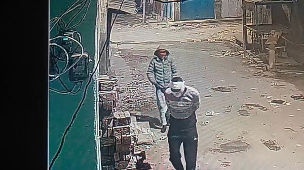  पुलिस चौकी से महज सौ मीटर दूर शिक्षक के शादी में जाने के चलते बंद मकान का ताला तोड़कर चोरों ने लाखों के आभूषण व नकदी सहित सरकारी टैबलेट पर हाथ साफ