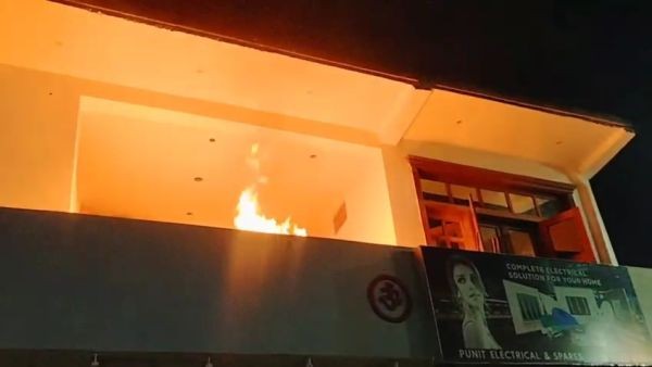 आतिशबाजी से निकली चिंगारी से लगी आग 20हजार का सामान खाक