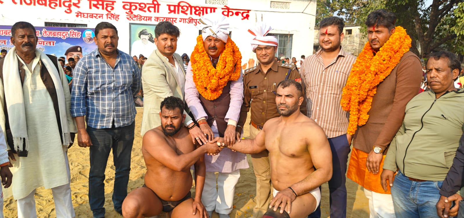 पहलवान कपिल धामा व गाजीपुर के रितेश पहलवानों से हाथ मिलवाते मुख्यातिथि क्षेत्राधिकारी रामकृष्ण तिवारी