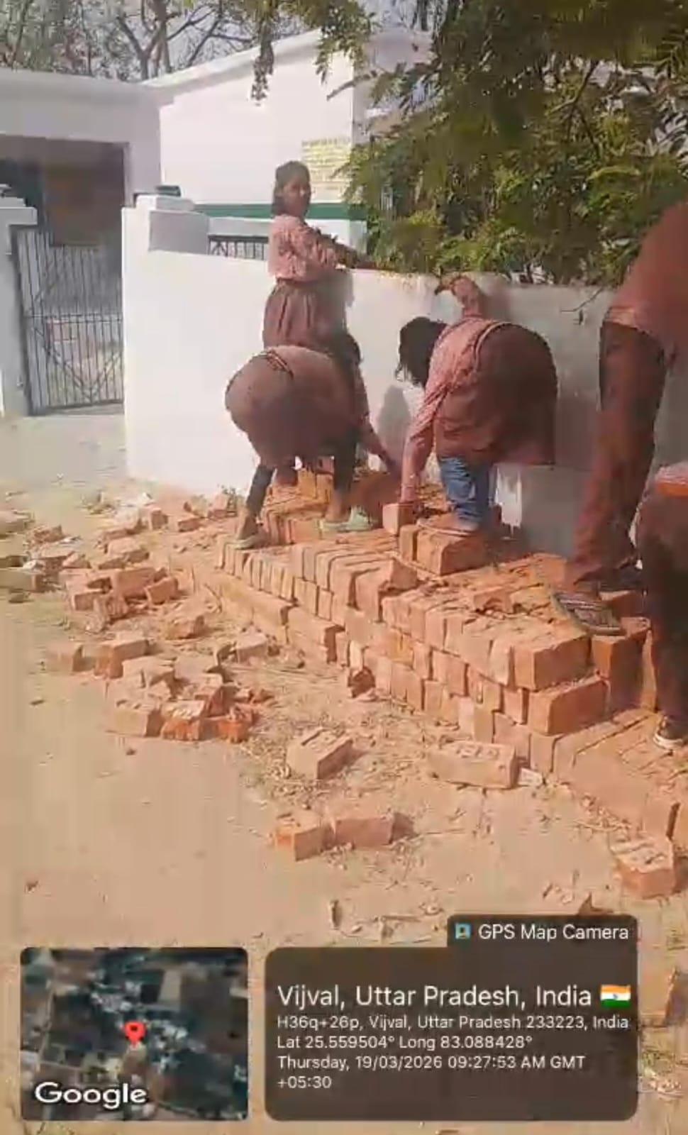 बिझवल प्राथमिक विद्यालय में बच्चों से ढुलवाई जा रही ईंटें 