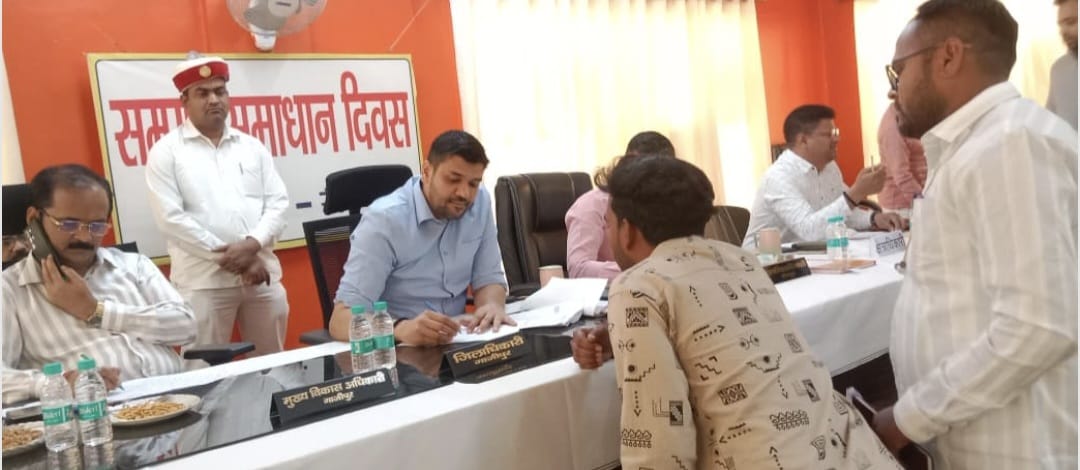 सम्पूर्ण समाधान दिवस पर जमीन कब्जाने की शिकायत की महिला 