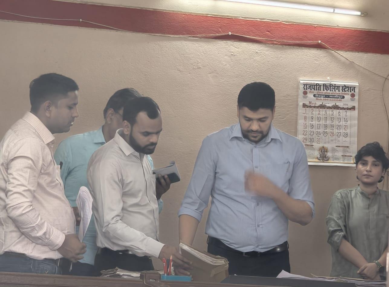 जिलाधिकारी ने तहसील परिसर में सभी कोर्ट का किया निरीक्षण कमियां पाने पर दी चेतावनी