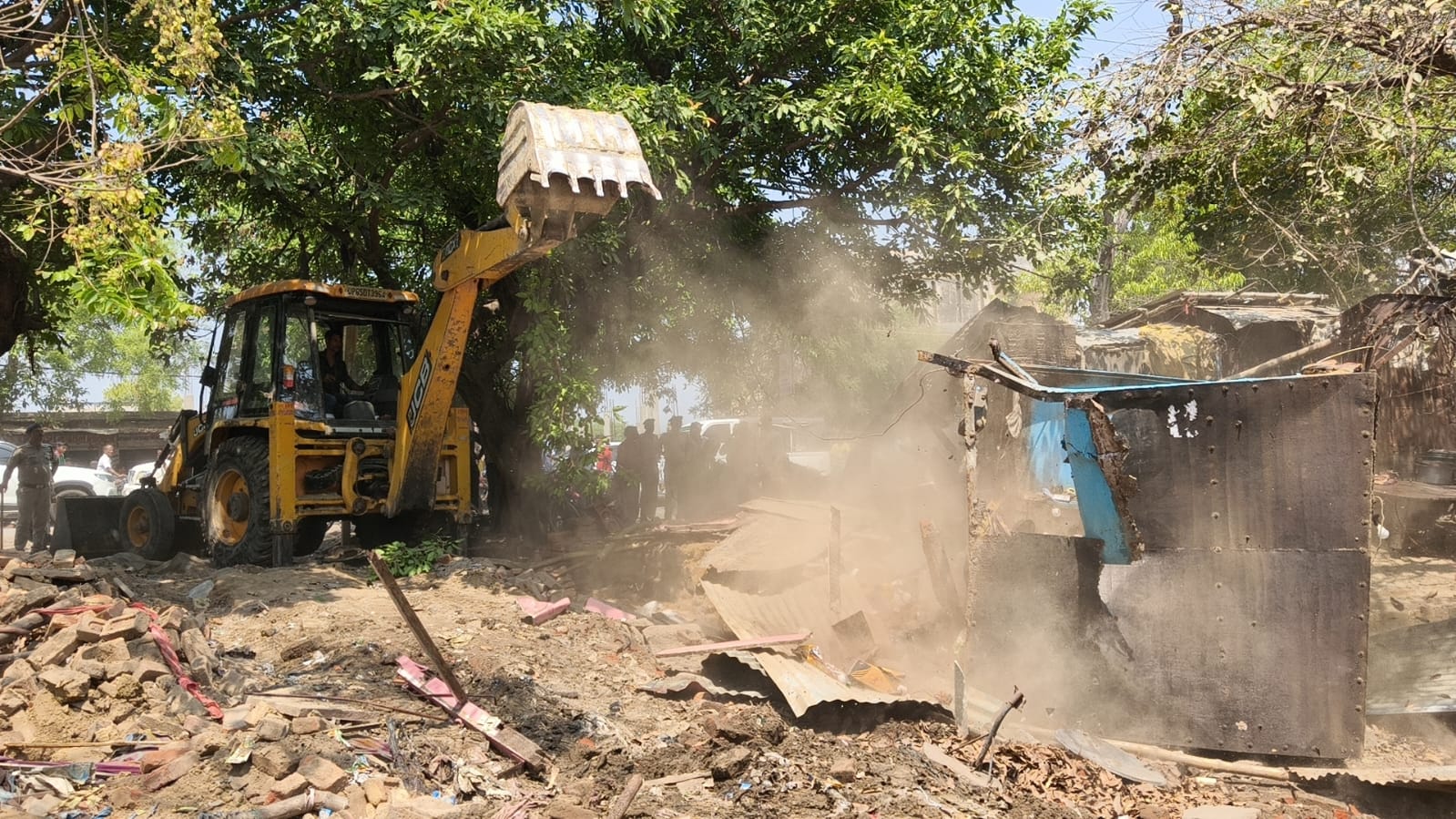 रेलवे प्रशासन ने अतिक्रमण के खिलाफ चलाया बड़ा अभियान