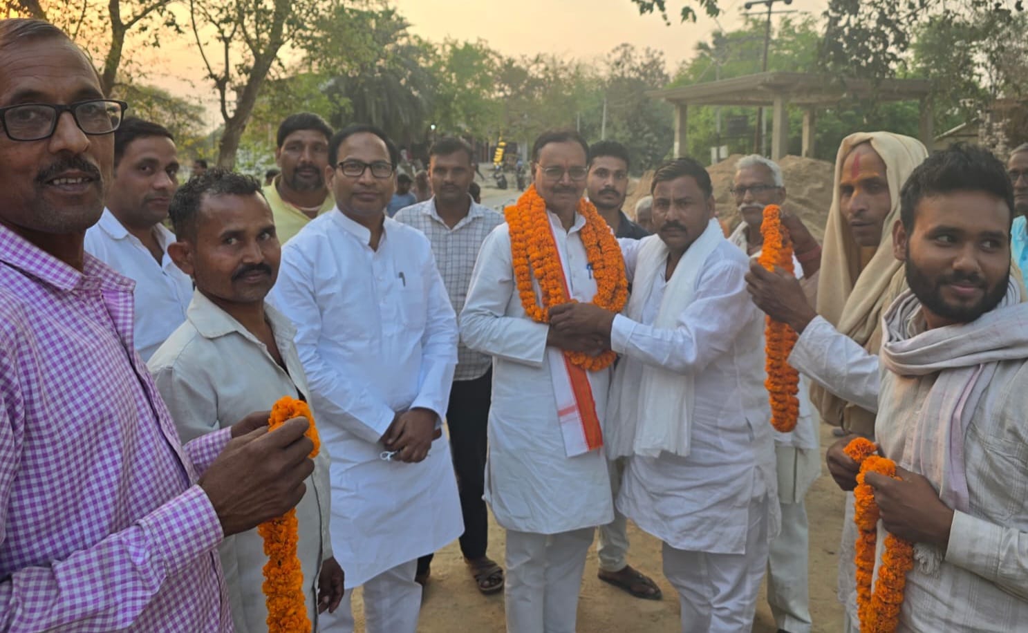 दयाशंकर पांडेय व सुधाकर कुशवाहा को भाजपा जिला उपाध्यक्ष बनाए जाने पर उनके पैतृक गांव  में समर्थकों ने खुशी मनाई