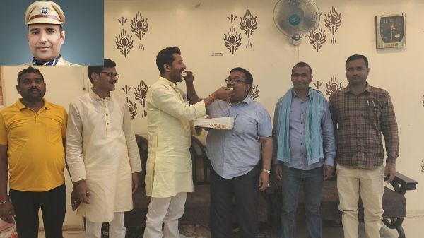 बासुपुर निवासी नीरज पाण्डेय के कस्टम विभाग में असिस्टेंट कमिश्नर बनने पर क्षेत्र में जश्न का माहौल