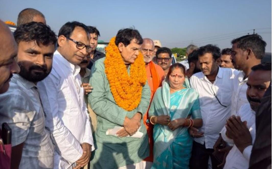 नगर विकास मंत्री का चेयरमैन व सभासदों ने किया स्वागत, पत्रक देकर की नगर में विकास कार्यों की मांग