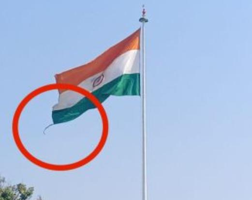 सिधौना के ईशोपुर में लगा विशाल तिरंगा क्षतिग्रस्त, बदलने की उठी मांग