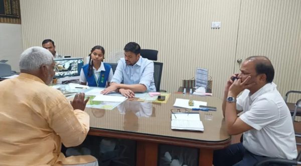एक दिन की जिलाधिकारी बन गंगा ने सुनी फरियादियों की समस्याएं
