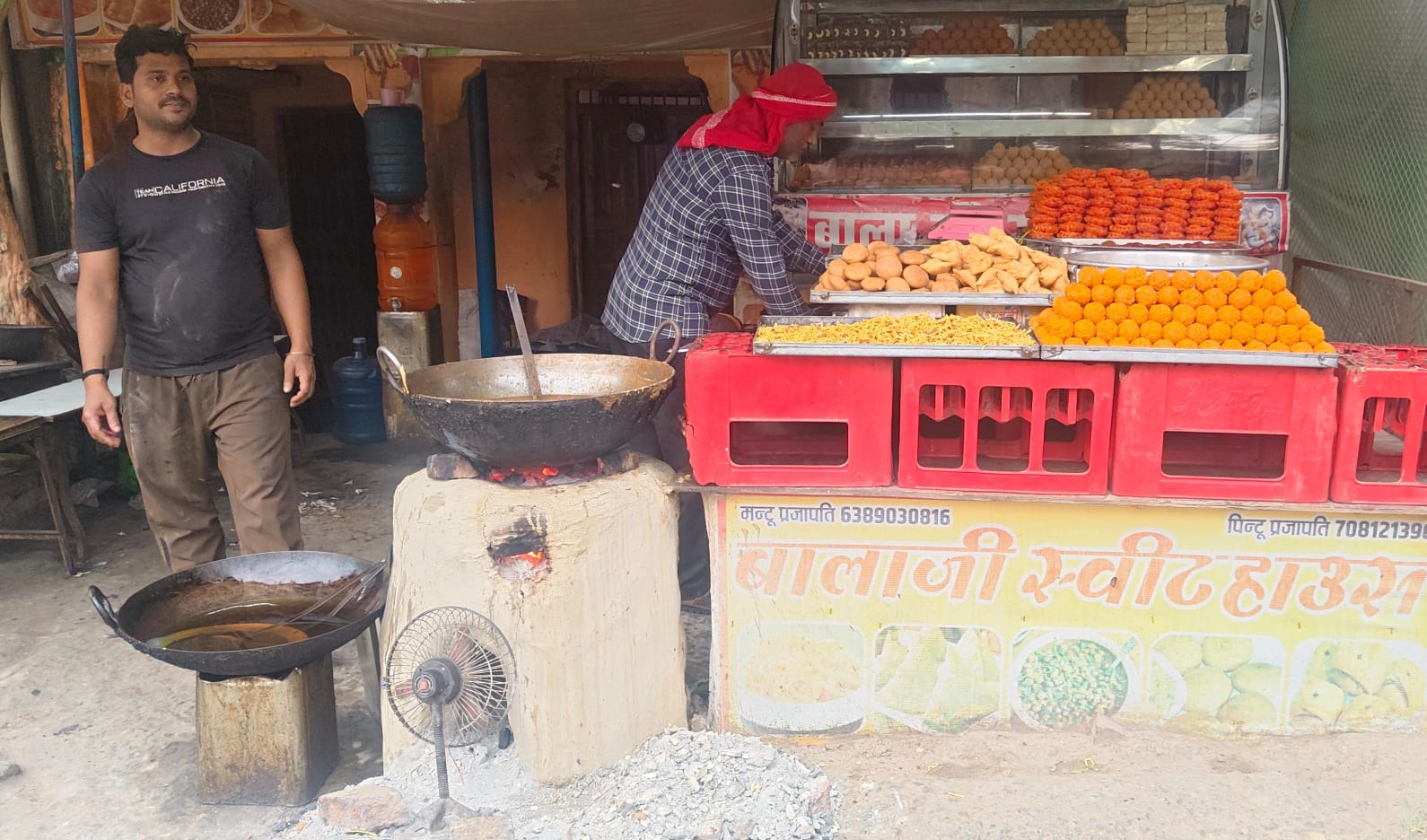 भट्ठी पर टिकी चाय-मिठाई बेचने वालों की आजीविका