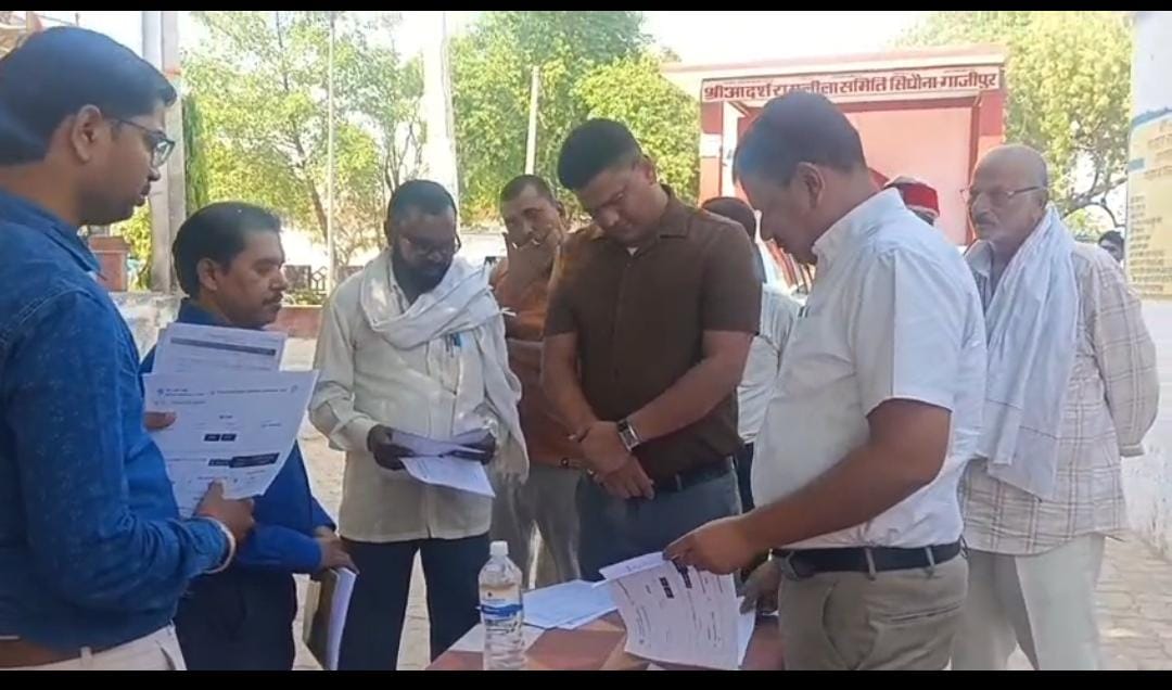 सिधौना में एसआईआर की मंडलायुक्त ने की समीक्षा