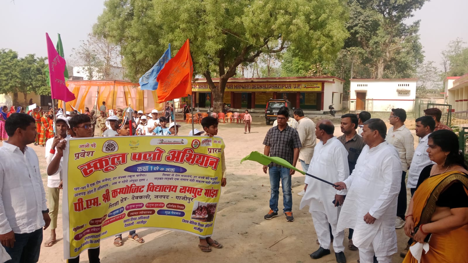  स्कूल चलो अभियान रैली  क़ो विधायक प्रतिनिधि ओ. पीं भारती ने हरी झंडी दिखा किया रवाना 