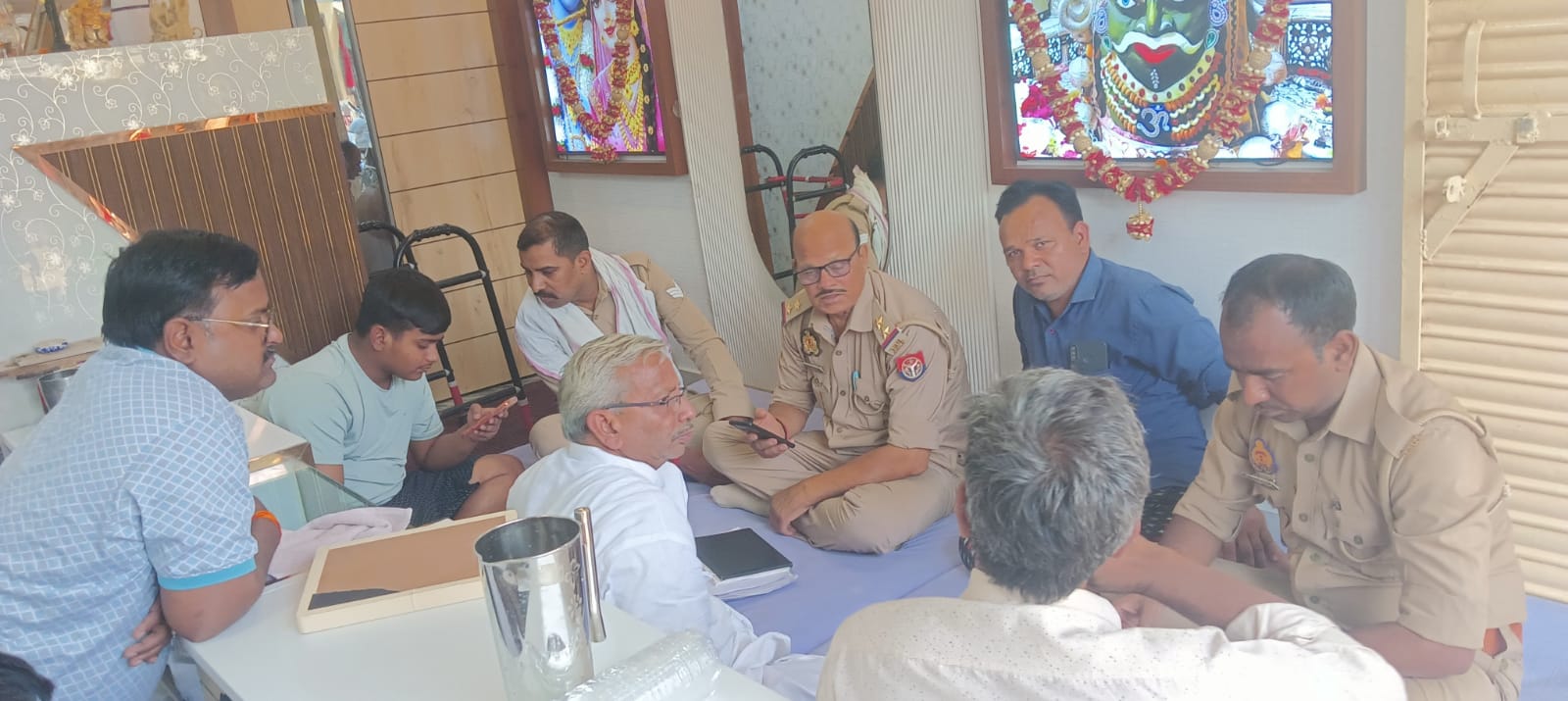 देवकली बाजार मे रूमाल सुघांकर दिन दहाङे तीन लाख का आभूषण ले गये