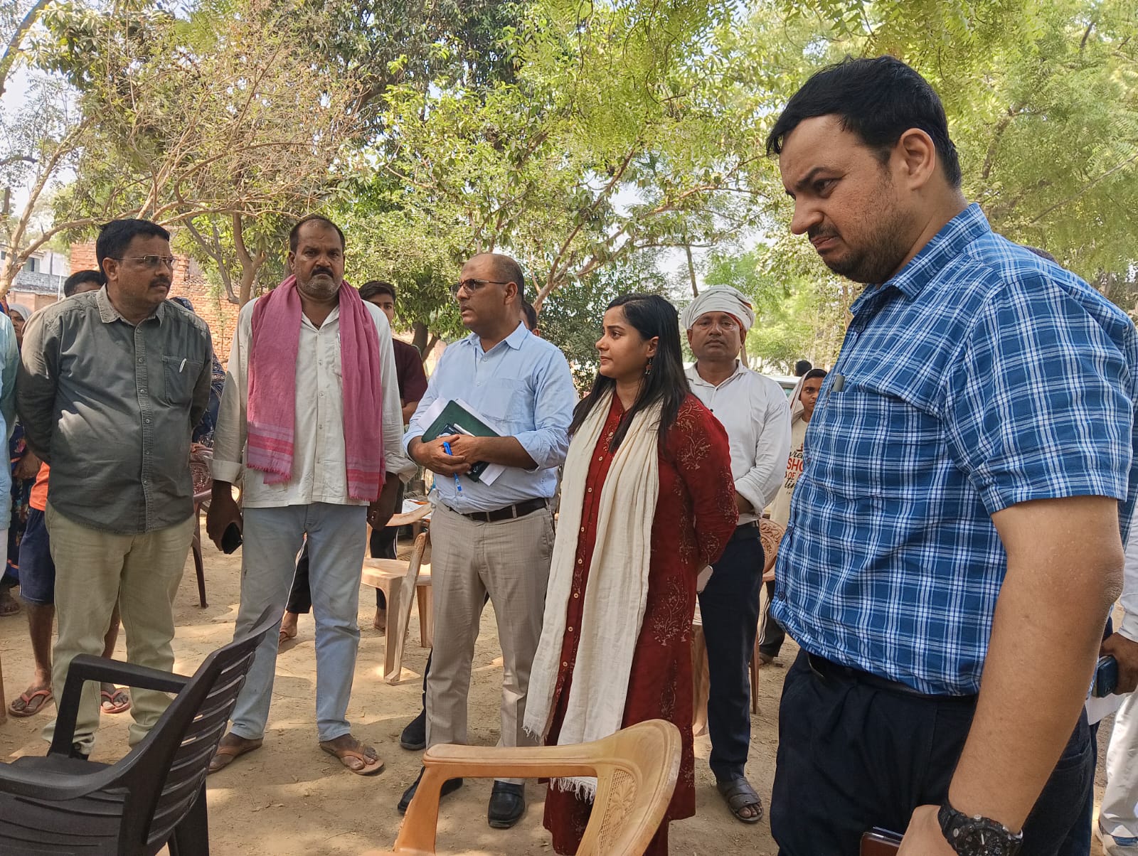 फार्मर रजिस्ट्री अभियान का डीएम ने किया निरीक्षण