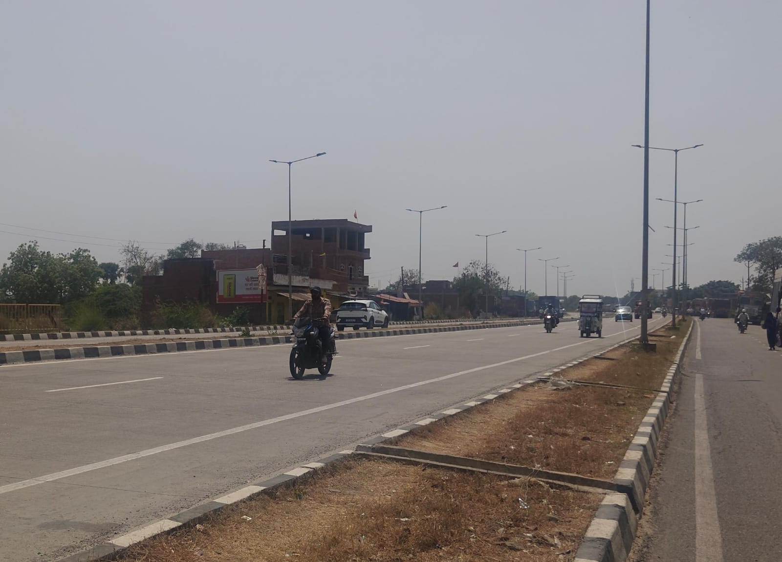 तेज धूप और लू का लॉकडाउन, सड़कें खाली