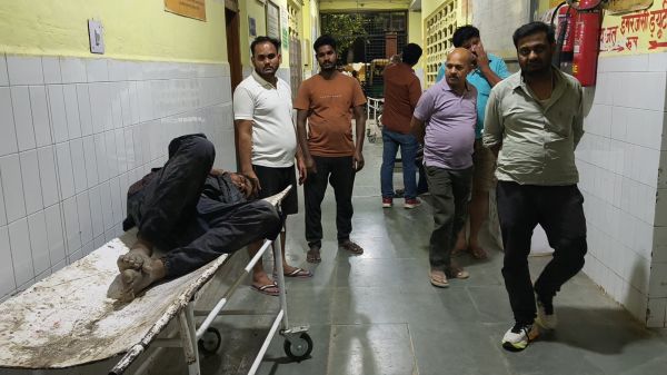 सड़क किनारे लहूलुहान मिला अज्ञात वाहन की टक्कर से घायल युवक, हालत गंभीर