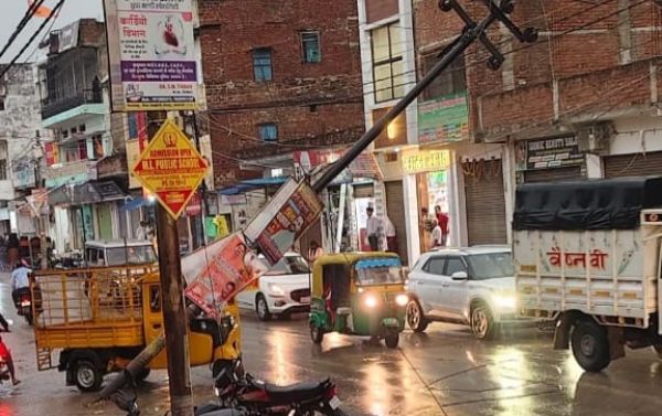 मौसम का बदला मिजाज: भारी बारिश और ओलावृष्टि से जनजीवन प्रभावित, बिजली विभाग को भारी नुकसान