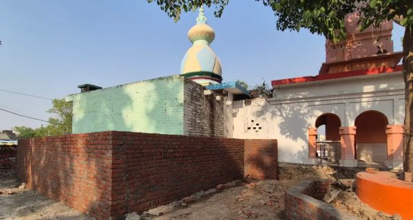 निर्माणाधीन दीवार गिराने पर बवाल, रात भर चली मरम्मत और पुलिस का पहरा