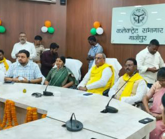शिक्षामित्रों को बड़ी सौगात, मानदेय बढ़कर हुआ ₹18,000; मंत्री राजभर ने बांटे चेक