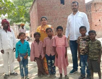 शिक्षा के प्रति जागरूकता बढ़ाने के लिए मुसहर बस्ती में घर-घर पहुंचे शिक्षक
