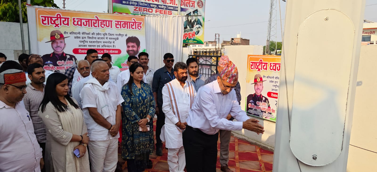 सिधौना में लहराया 100 फीट ऊंचा तिरंगा, देशभक्ति के नारों से गूंजा इलाका