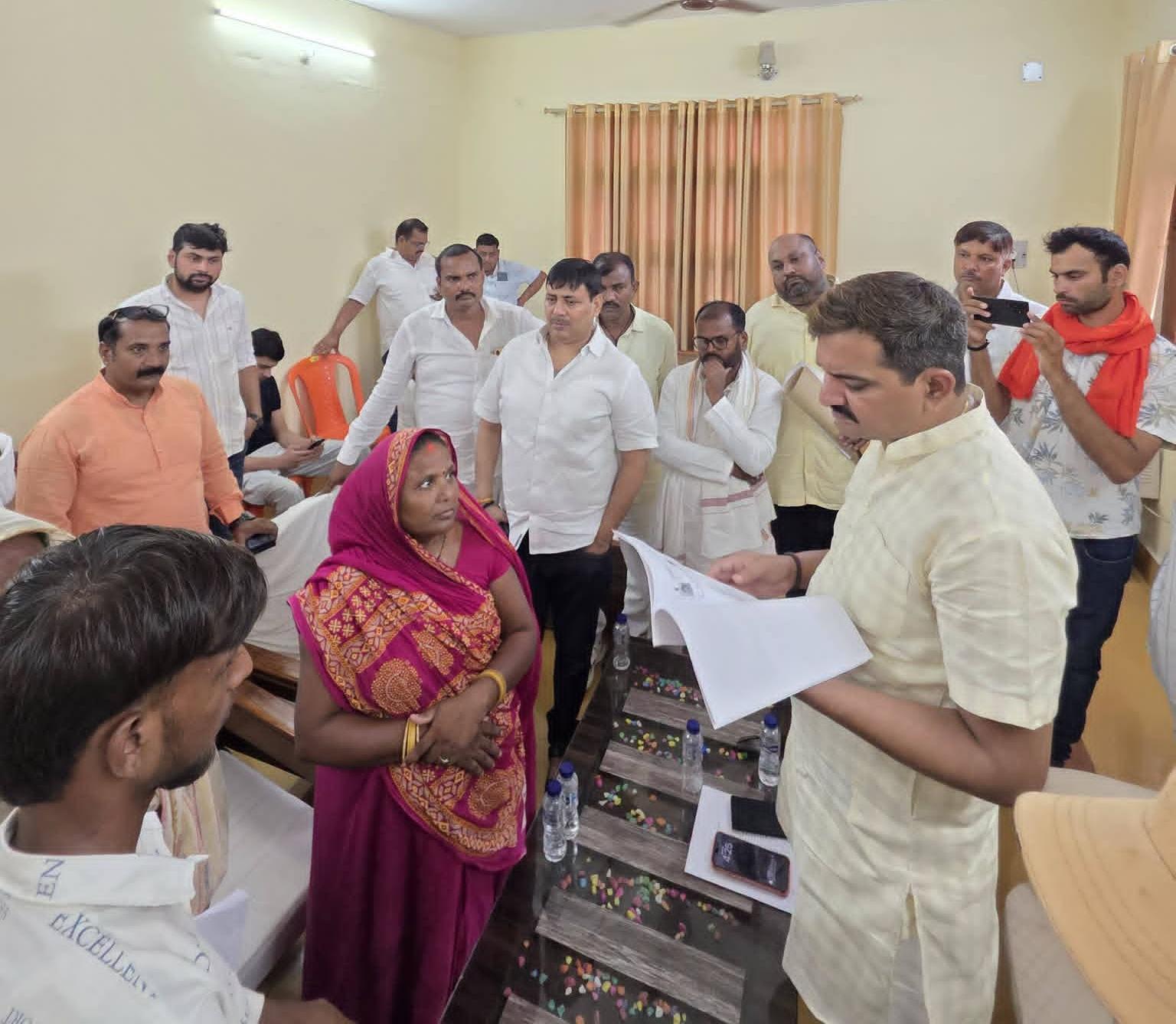 जनसुनवाई में एमएलसी विशाल सिंह 'चंचल' ने सुनीं लोगों की समस्याएं, दृष्टिबाधित युवक के लिए मां ने लगाई आवास की गुहार