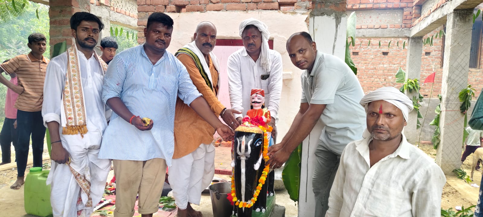 दरवेपुर में वैदिक मंत्रोच्चार के बीच स्थापित हुई डीह बाबा की मूर्ति, श्रद्धालुओं ने की सुख-समृद्धि की कामना