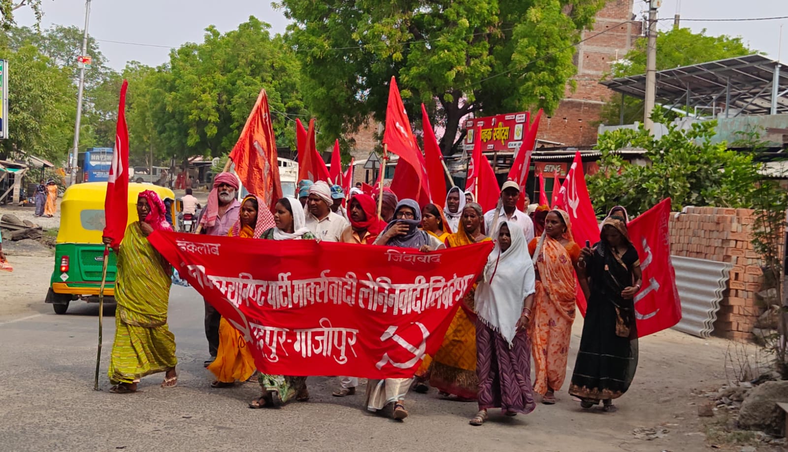भाकपा (माले) कार्यकर्ताओं ने निकाला मार्च, खानपुर पुलिस पर लगाए गंभीर आरोप