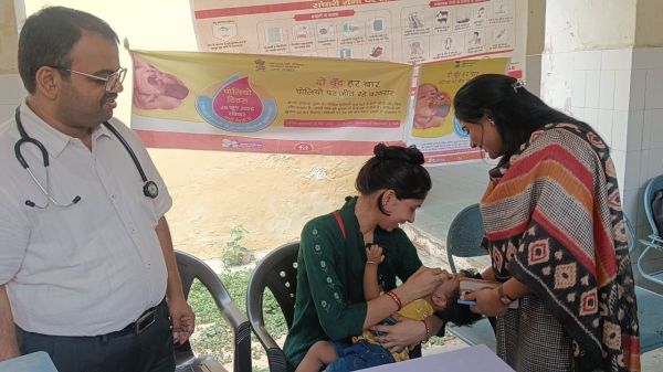 सैदपुर में पल्स पोलियो अभियान का शुभारंभ, उपजिलाधिकारी ने बच्चों को पिलाई दवा