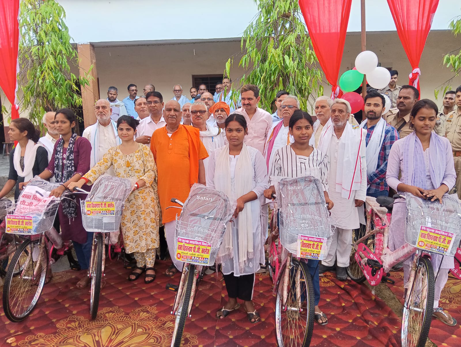 तेलियानी के बाबा विश्वनाथ पीजी कॉलेज में 300 छात्राओं को मिली साइकिल, ड्रेस व बैग